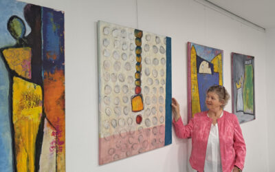 Sabine Agnes Mehringer im Foyer der Wertachklinik