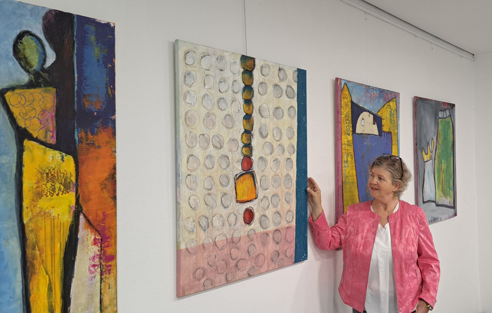 Sabine Agnes Mehringer im Foyer der Wertachklinik